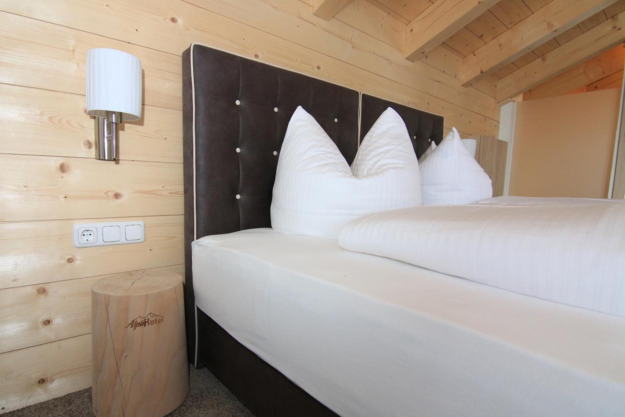 Superior Double Room with Balcony and Bathtub,710510326:JPEG