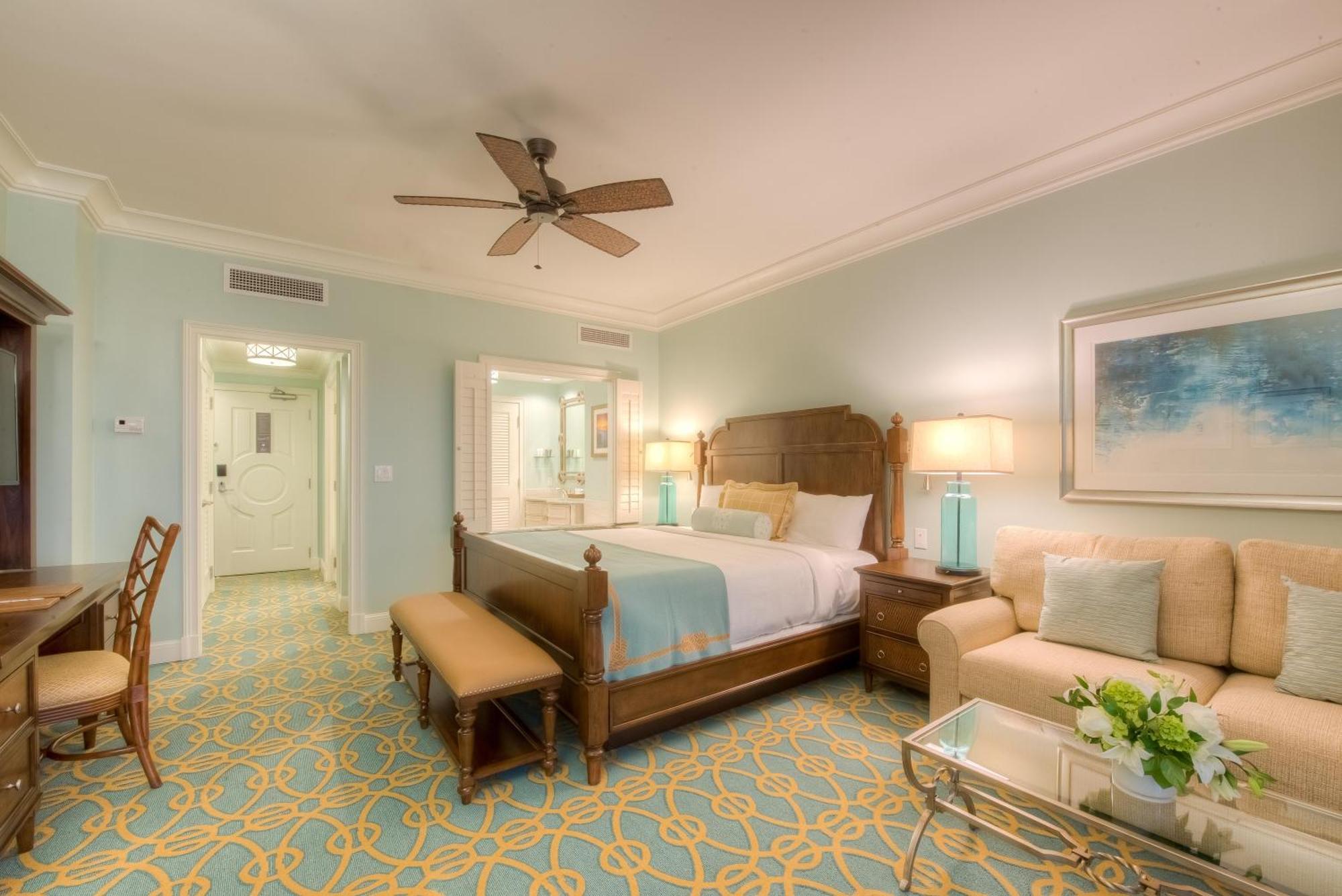 Pool View Room with King Bed,711661786:JPEG