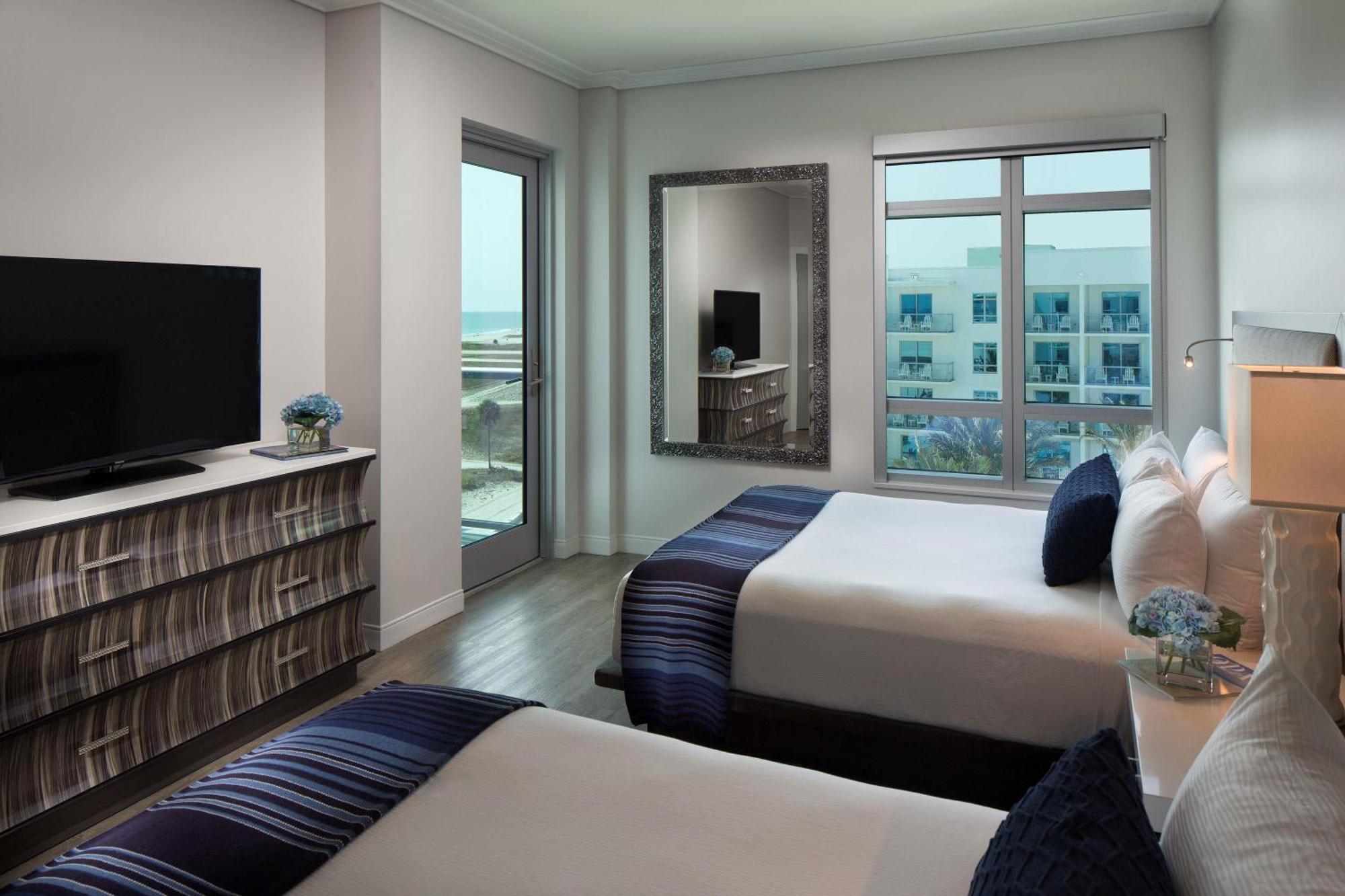One-Bedroom Queen Suite with Gulf View