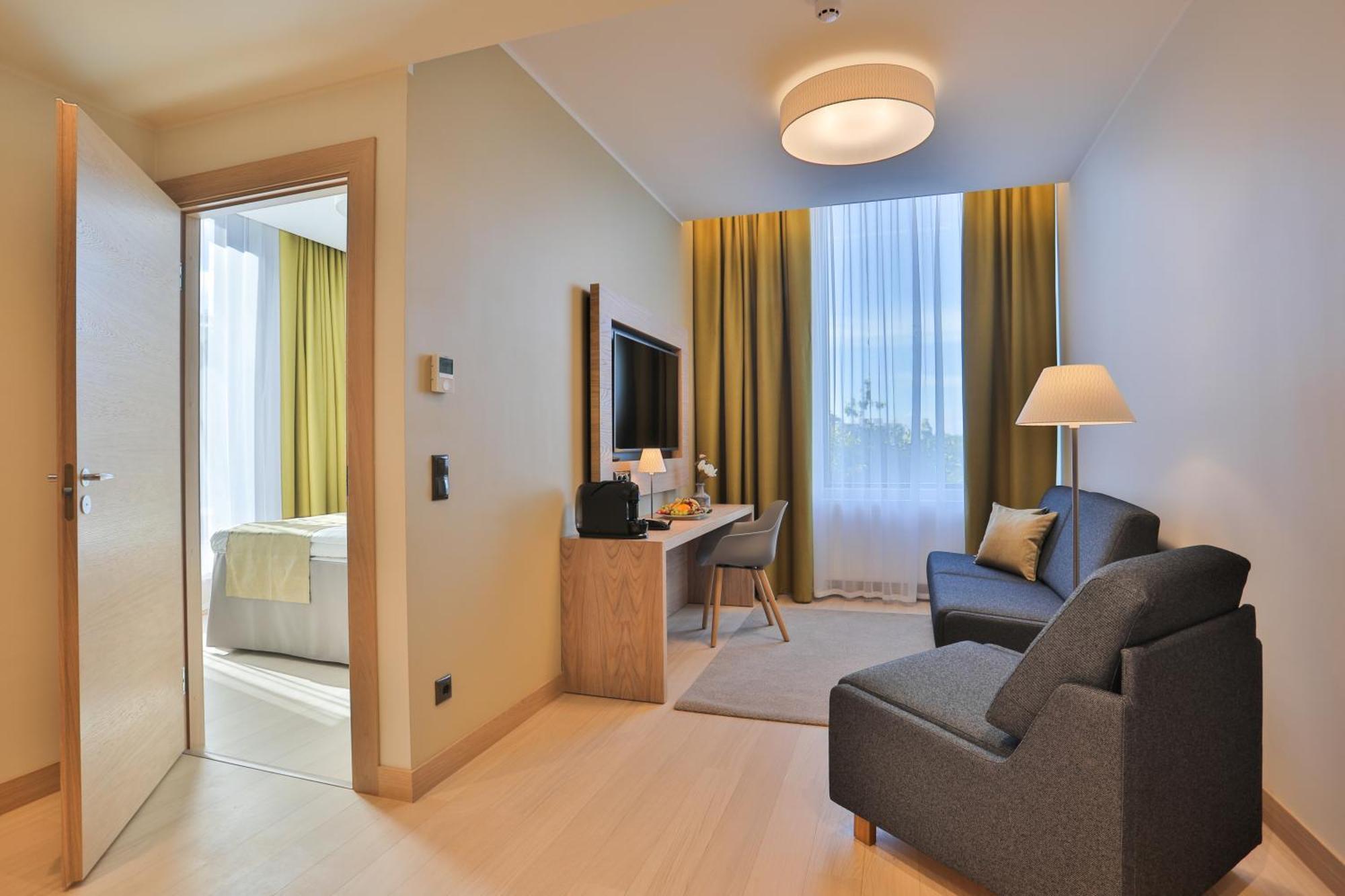 Suite Zen con bañera de hidromasaje y balcón