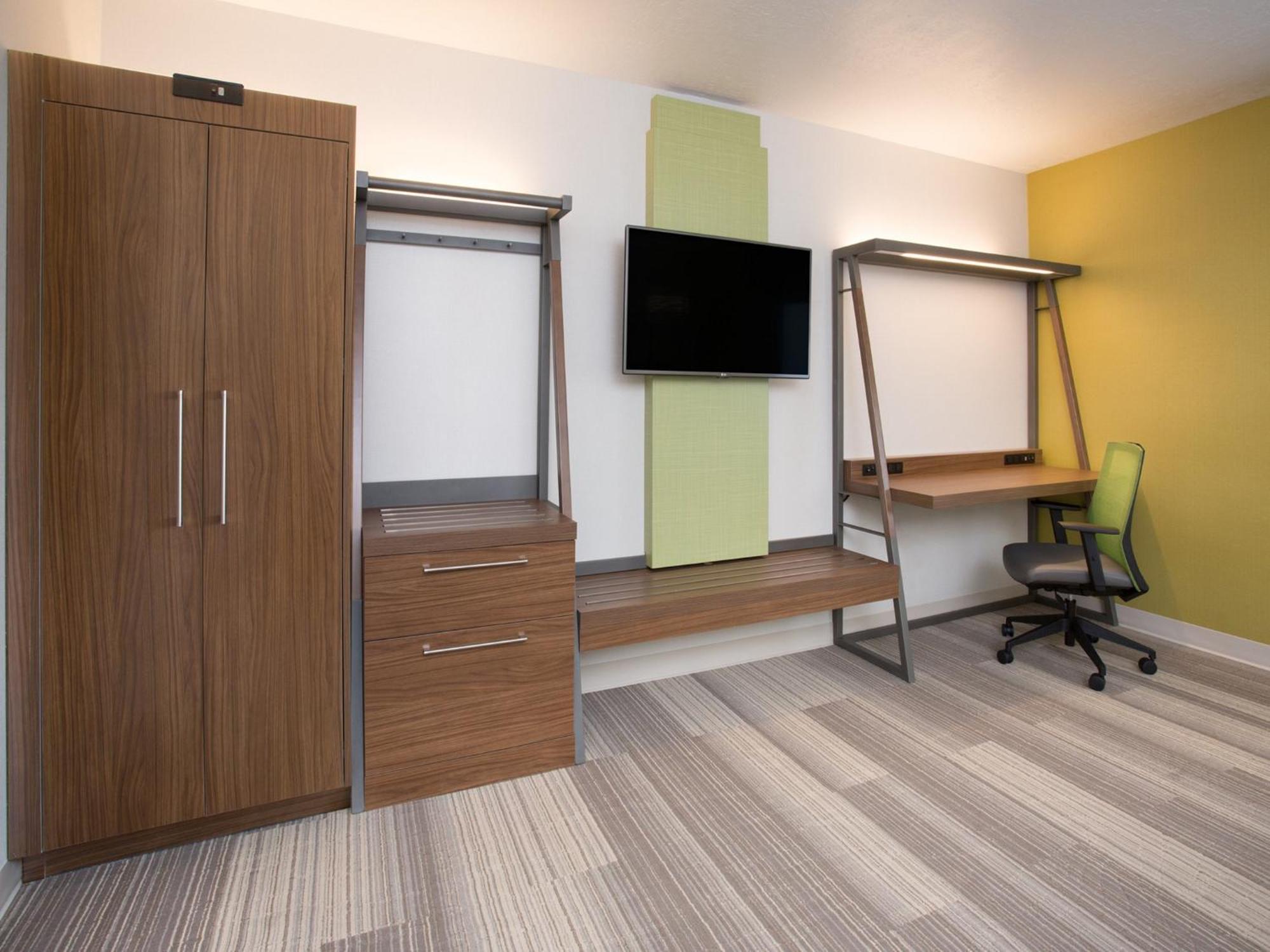 King Room - Mobility Access/Roll in Shower - Non-Smoking