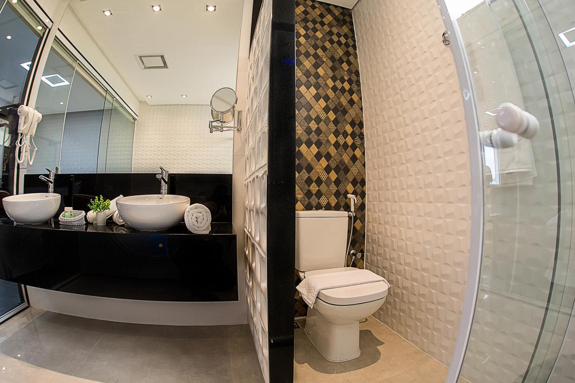Suíte com Cama King-size e Banheira de Hidromassagem