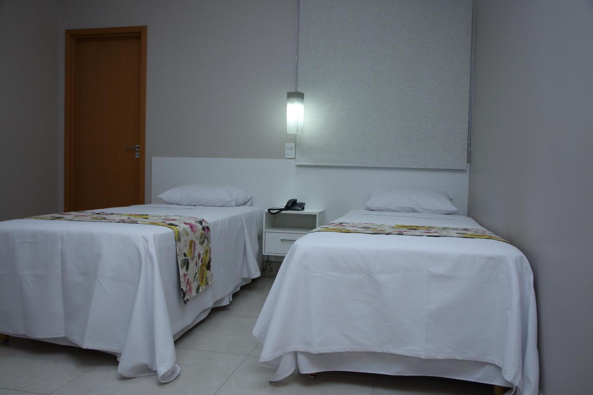 Quarto Grande com 2 Camas de Solteiro