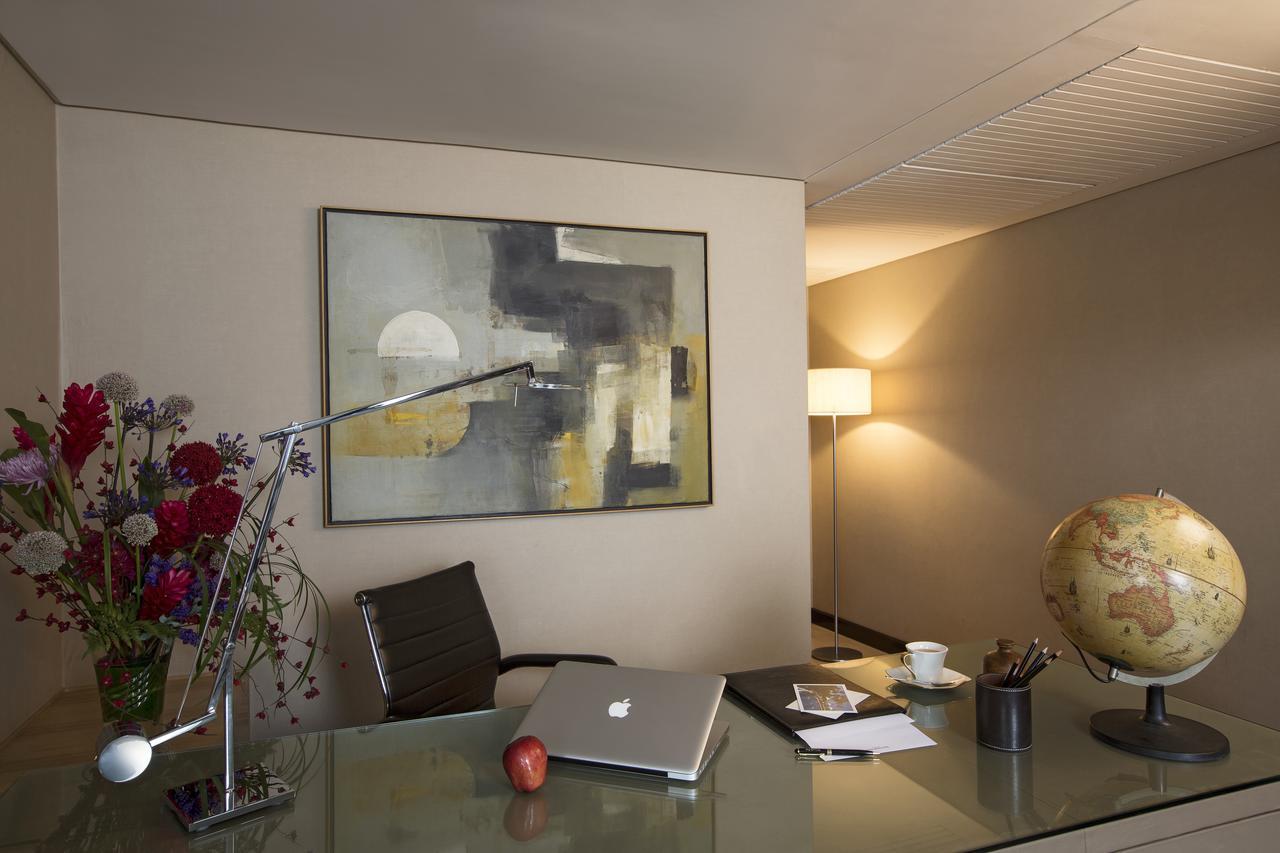 Luxury Suite - High tea, evening cocktails, butler service, Complimentary 1 way airport transfer