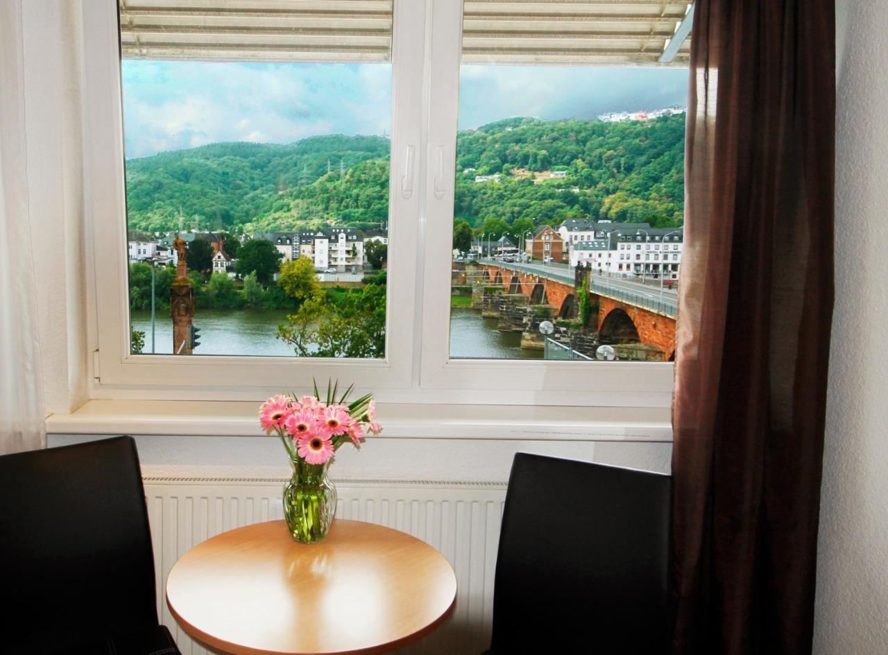 Zimmer mit Kingsize-Bett und Seeblick