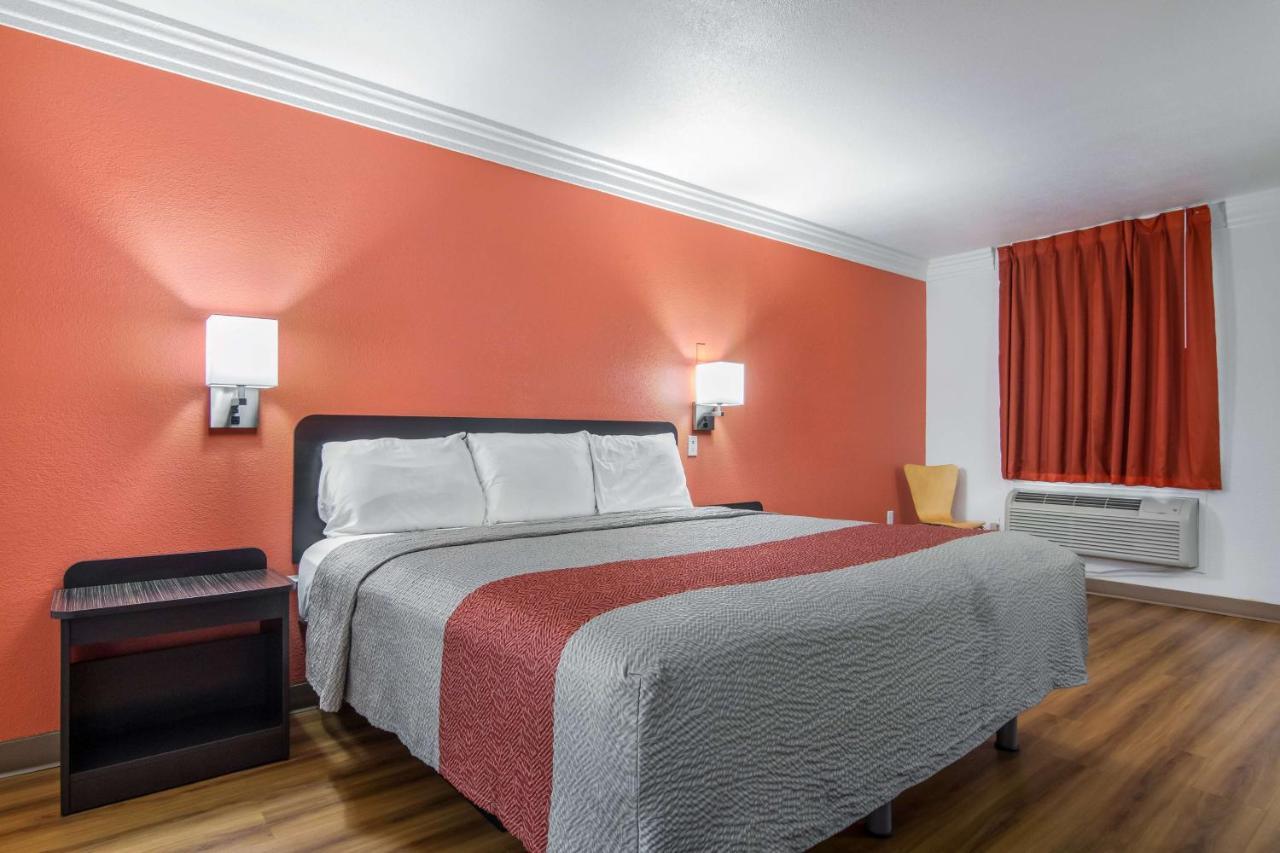 Deluxe King Room - Non-Smoking