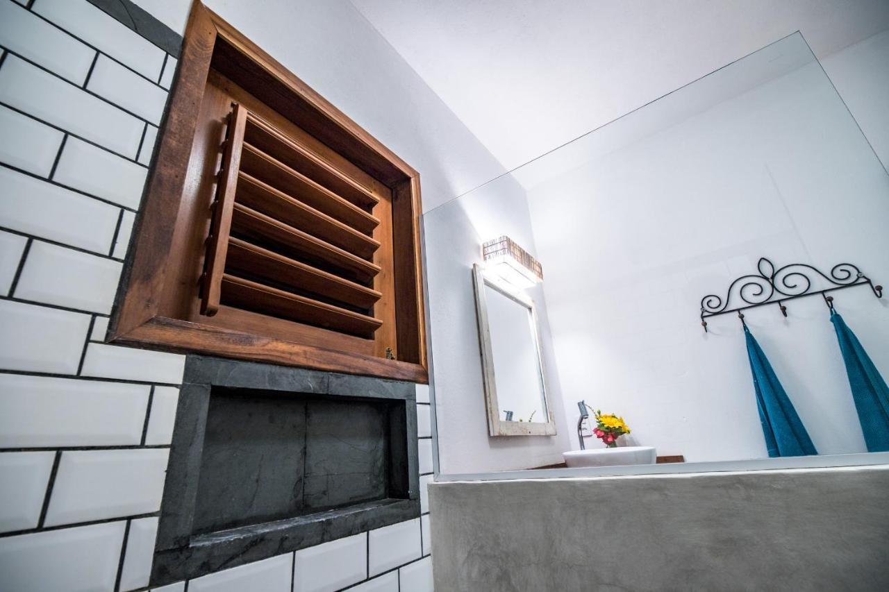 Quarto com Cama King-size e Vista da Piscina
