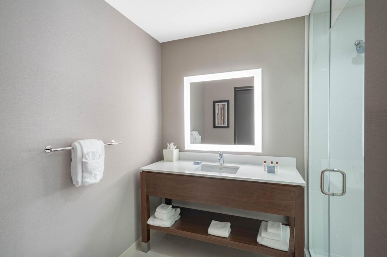 King Room with Microwave and Fridge