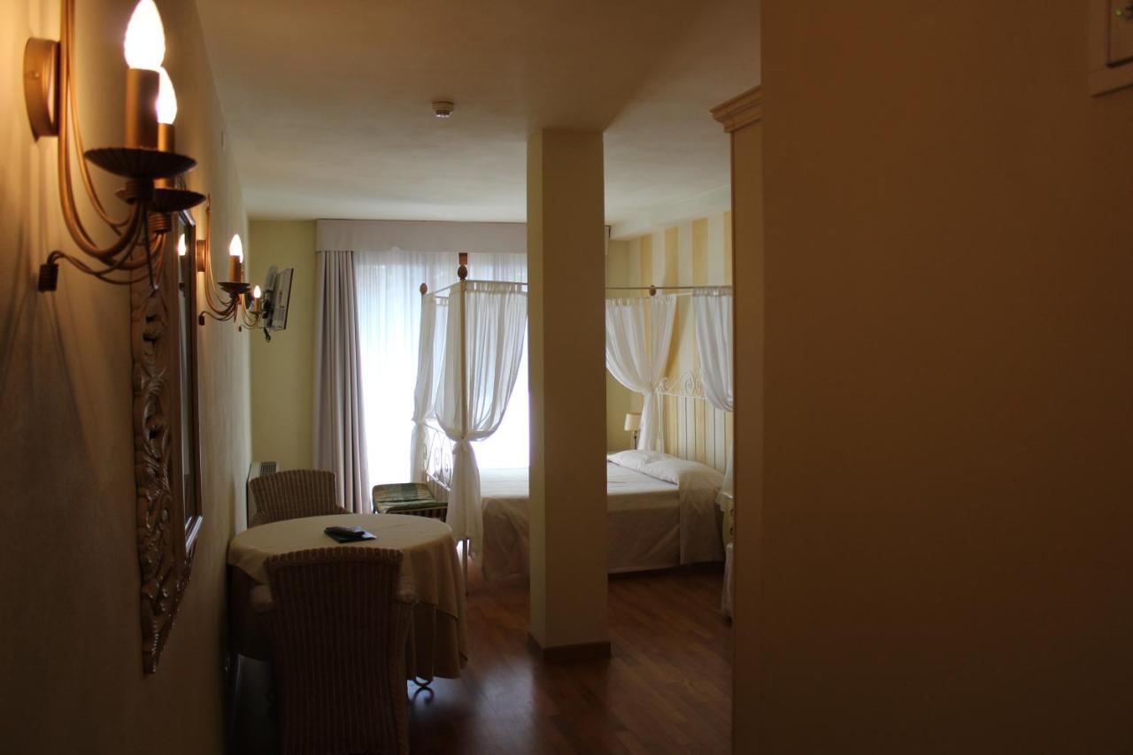 Junior Suite con Balcone e Vista Lago (2 + 1)