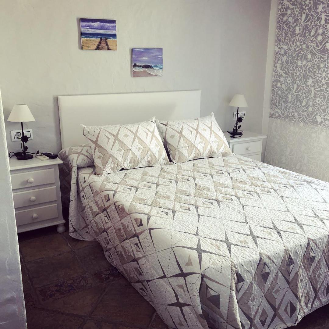 Habitación con cama grande