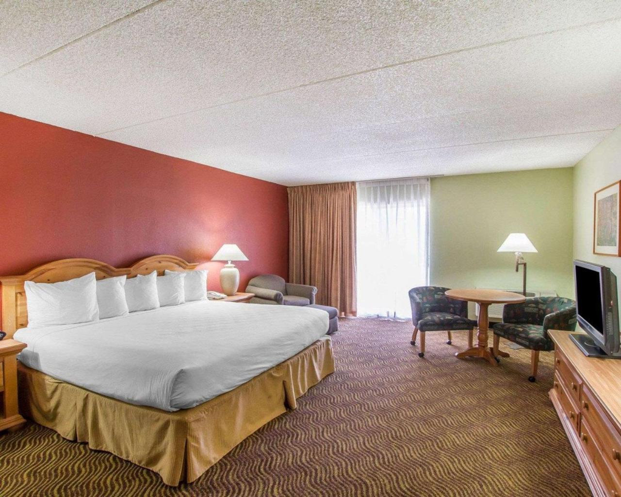 Deluxe King Room with Patio - Non-Smoking