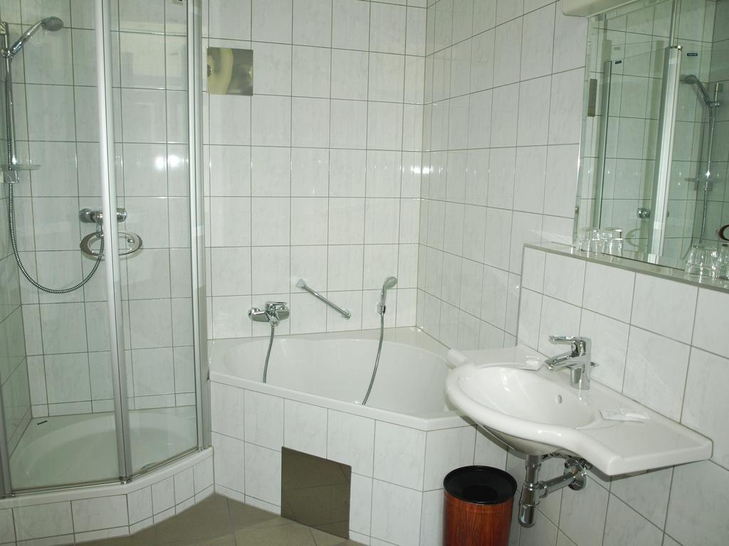 Quarto com Cama de Casal ou 2 de Solteiro