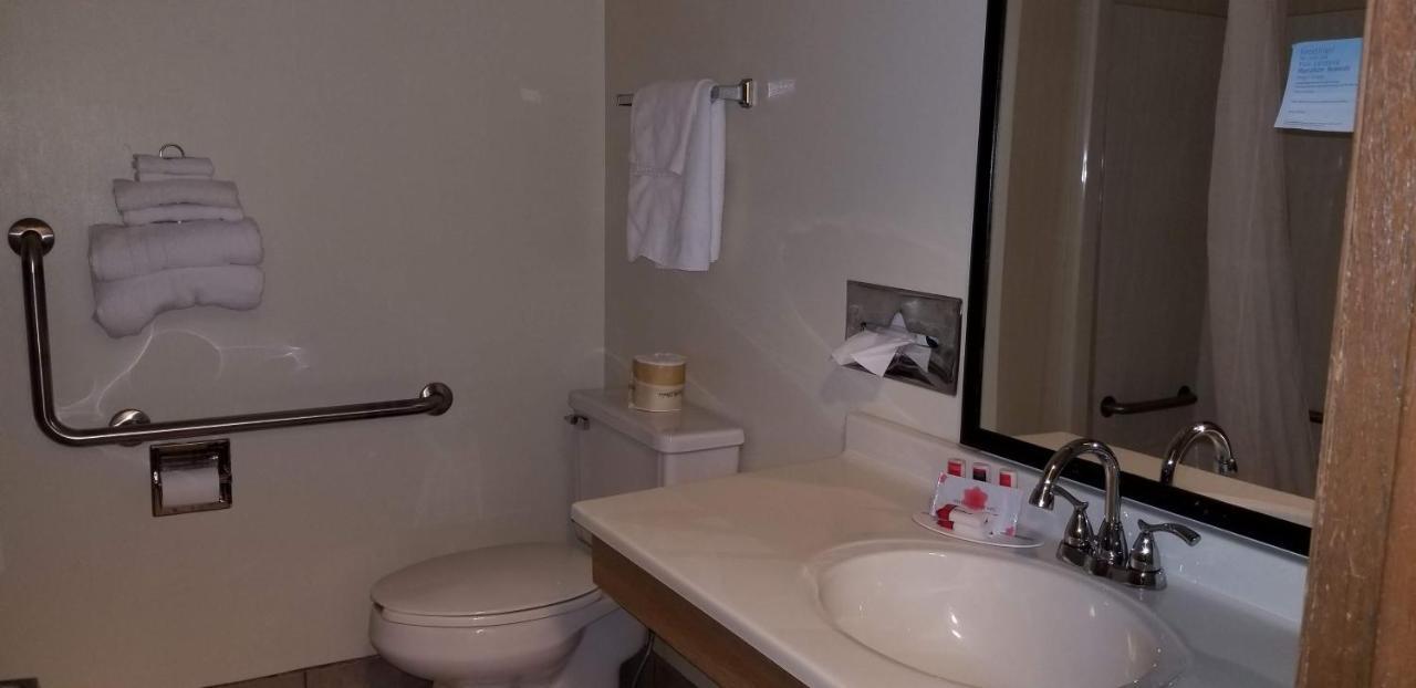 Queen Room with Bath Tub - Mobility Accessible/Non-Smoking