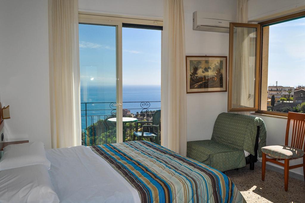 Doppel-/Zweibettzimmer mit Balkon und Meerblick