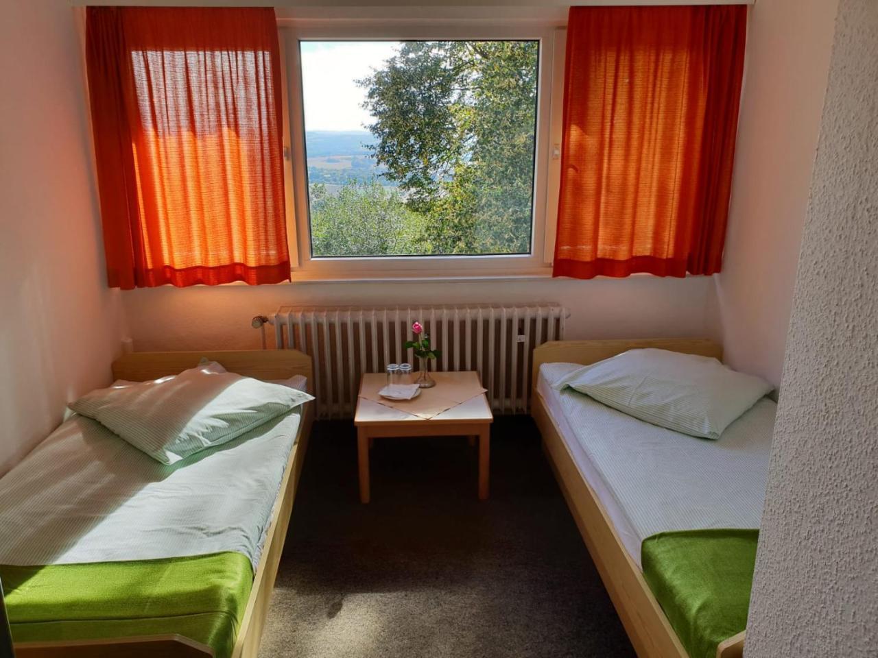 Zweibettzimmer mit Bad