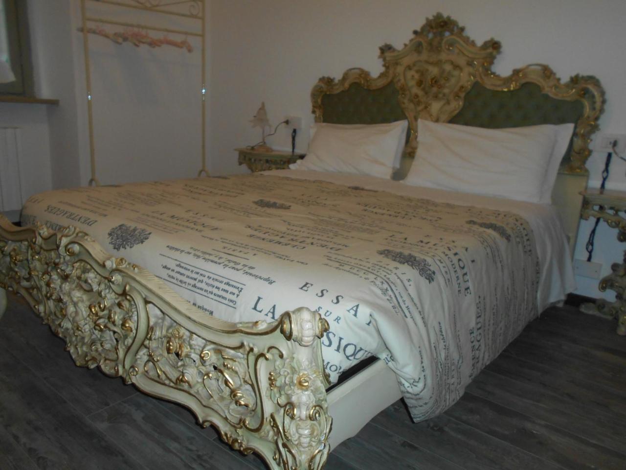 Zimmer mit Kingsize-Bett