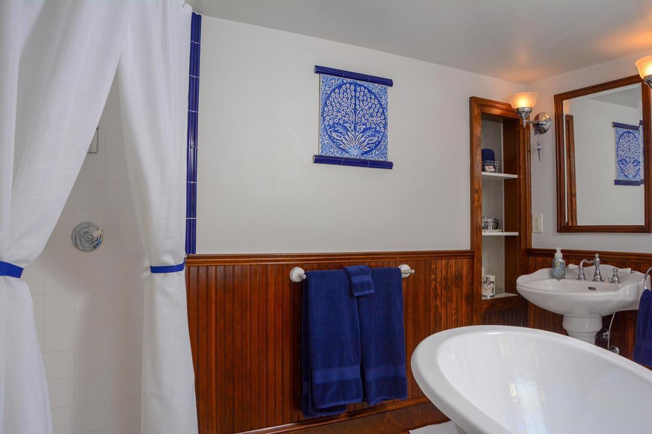 Deluxe Queen Suite
