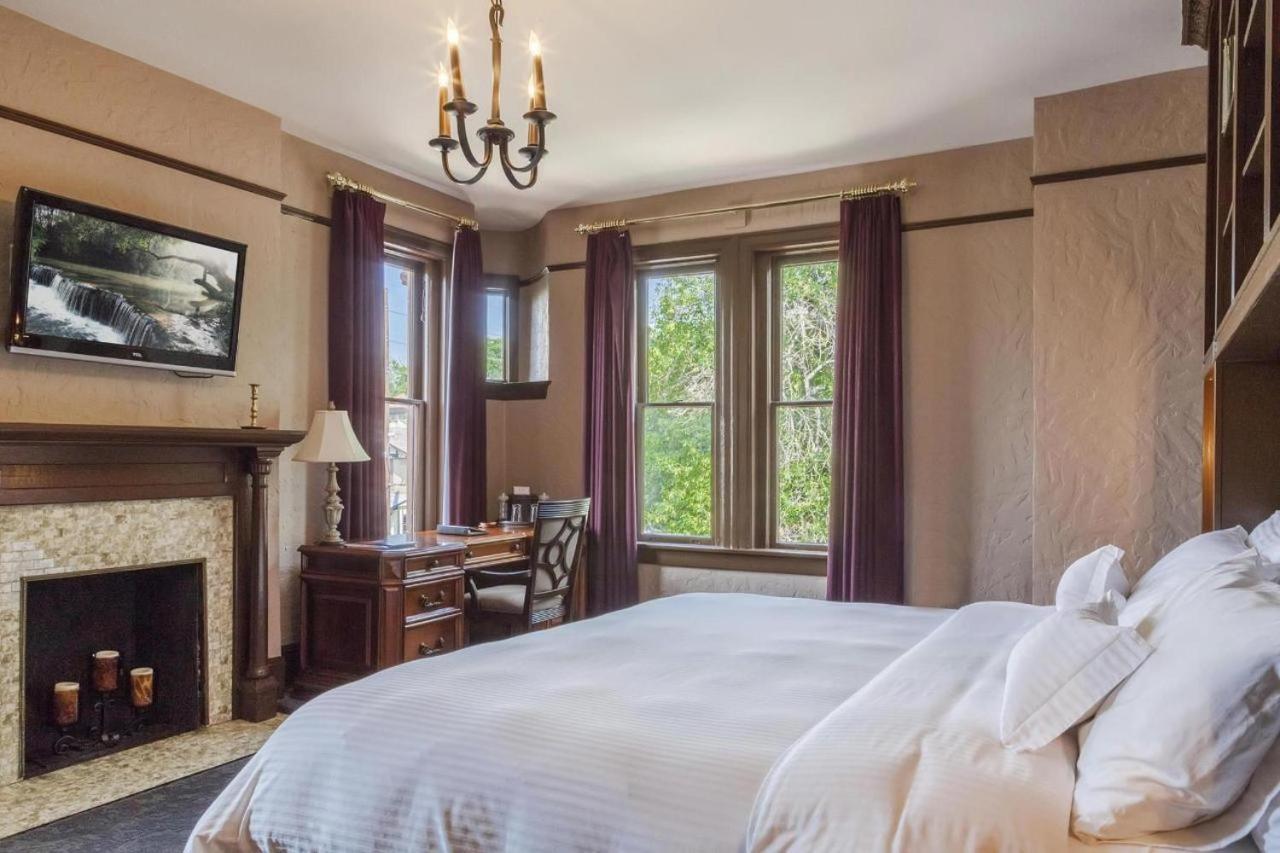 Deluxe King Suite with Spa Bath