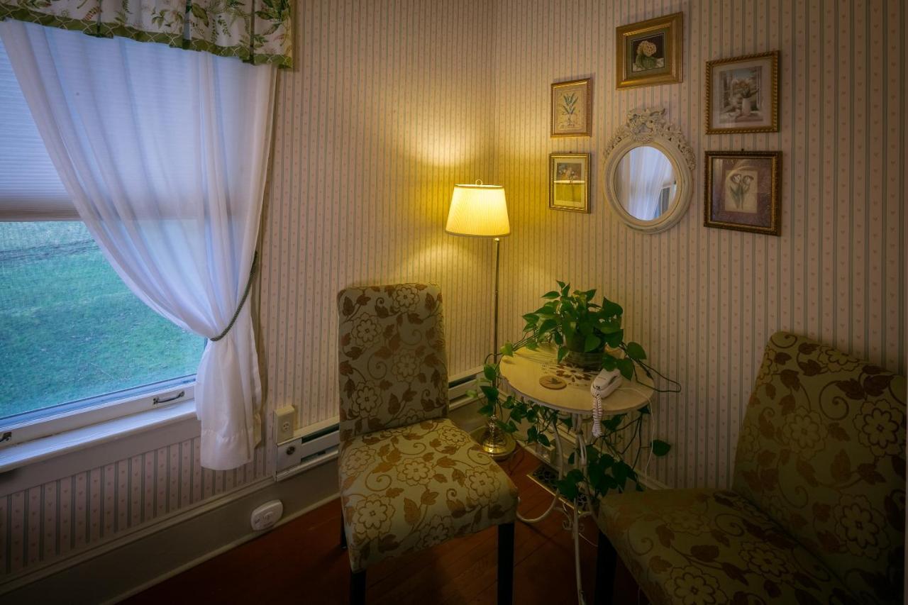 Aunt Sue Room 1