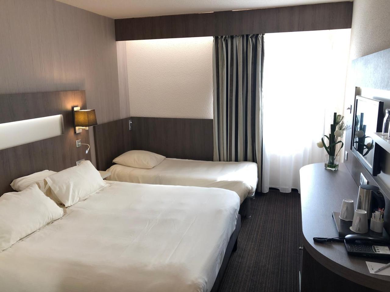 Standard Queen Room with Single Bed - Non-Smoking