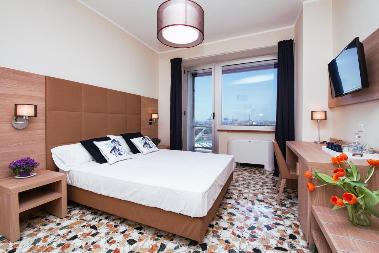 Doppelzimmer mit Balkon und Meerblick