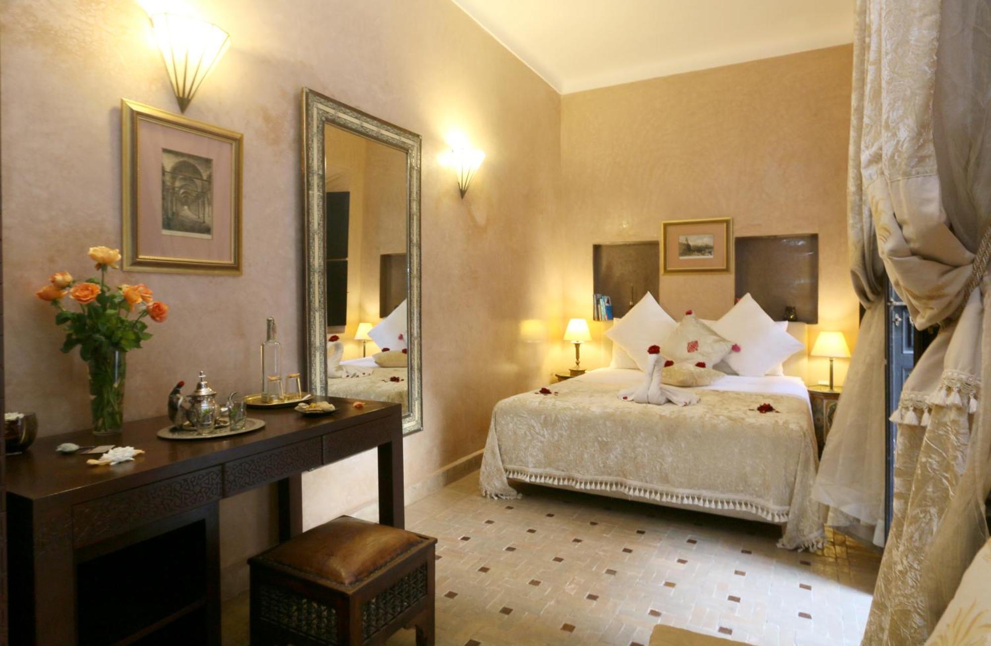 Eight-Bedroom House,797642604:JPEG