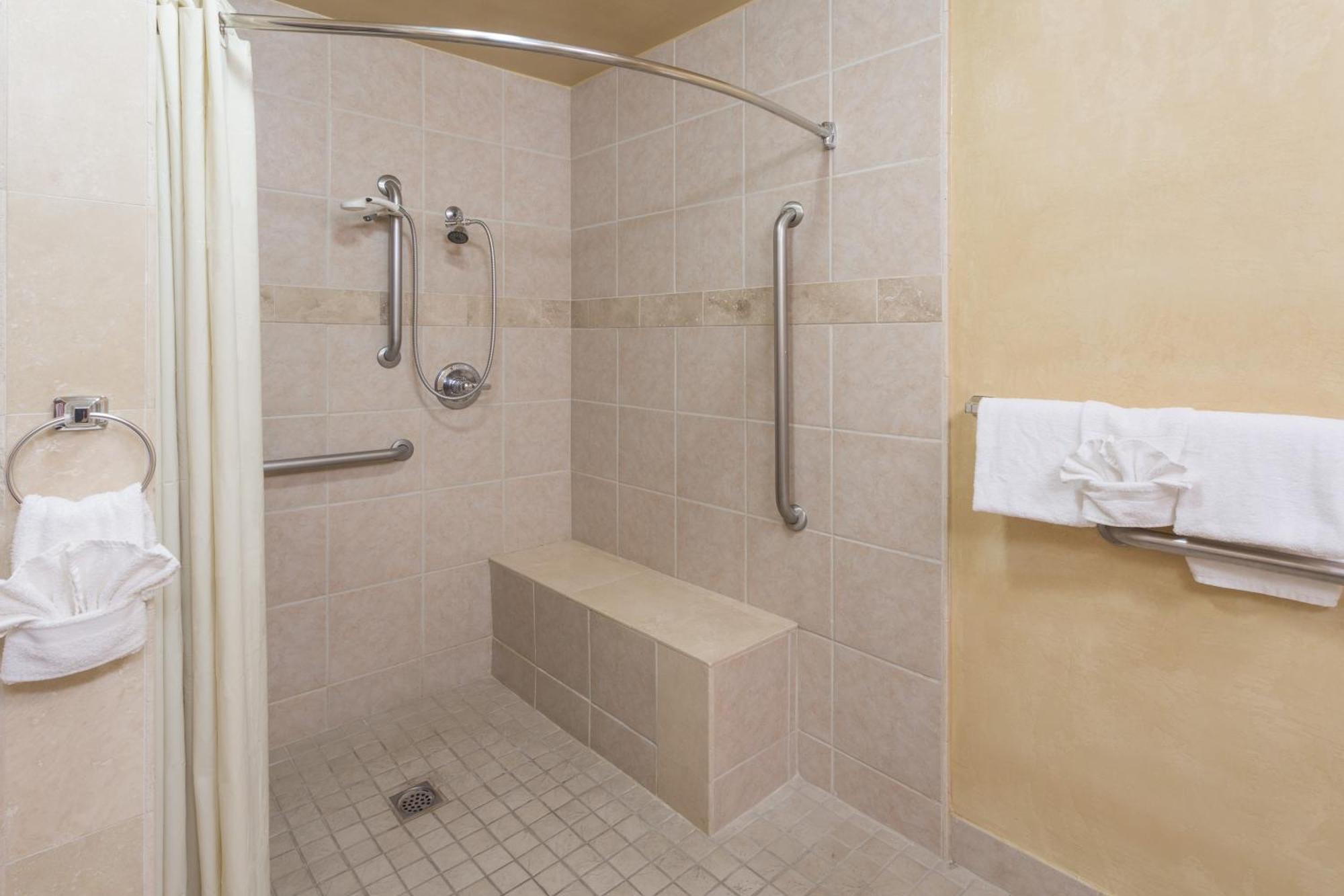 Chambre Lit King-Size - Accessible aux Personnes à Mobilité Réduite