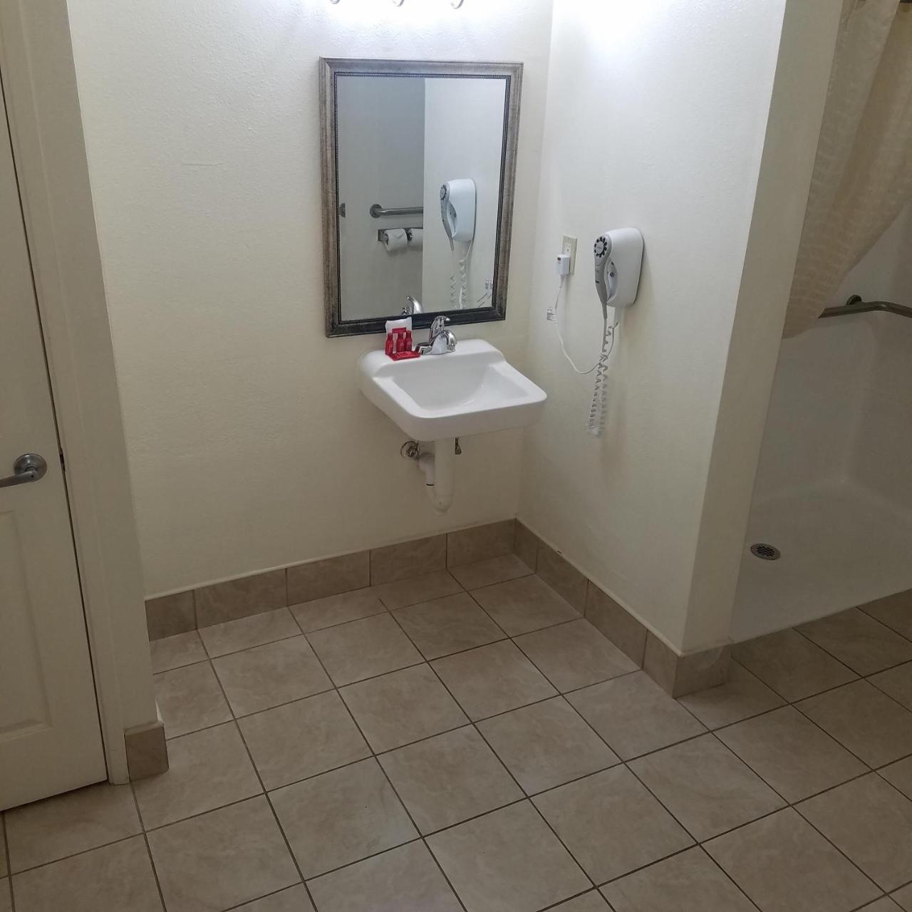 King Room with Roll-in Shower - Disability Access/Non-Smoking