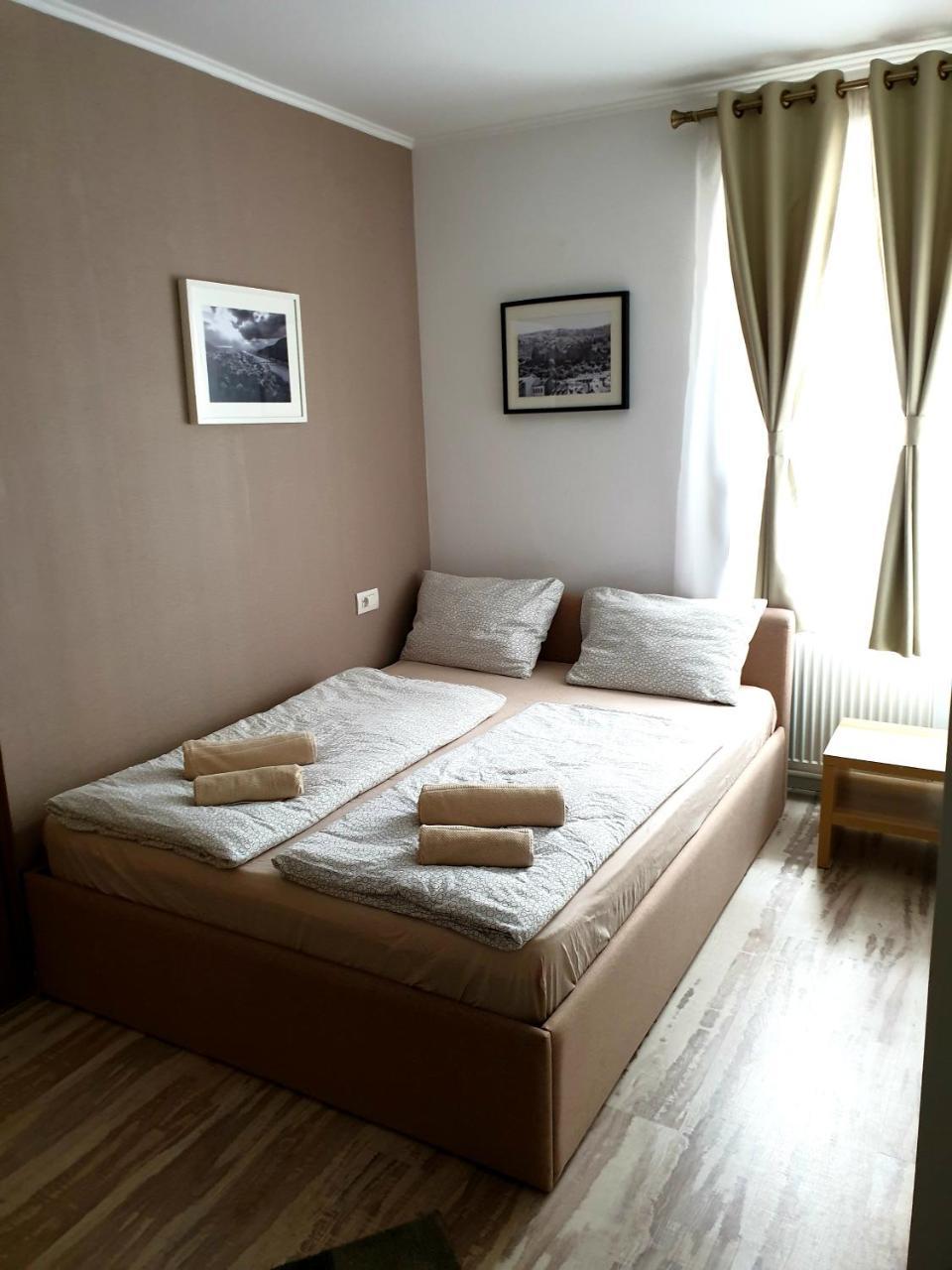 Doppel- oder Zweibettzimmer