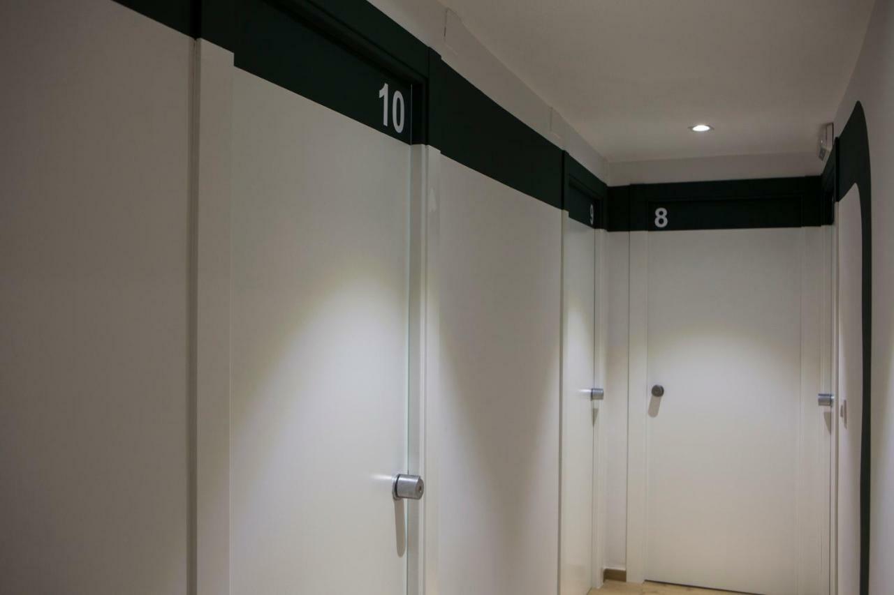 Zweibettzimmer mit eigenem Bad außerhalb des Zimmers