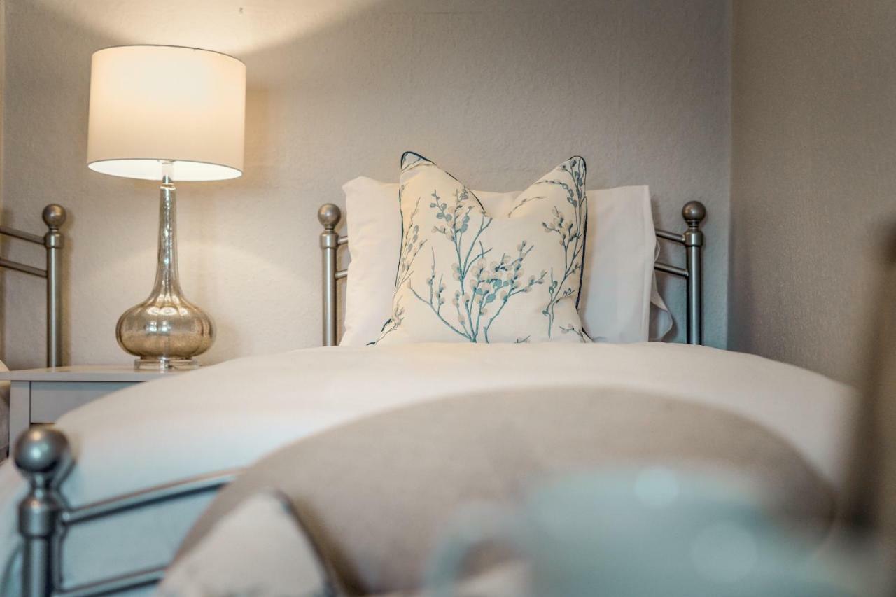 Tweepersoonskamer met 2 Aparte Bedden en Eigen Badkamer