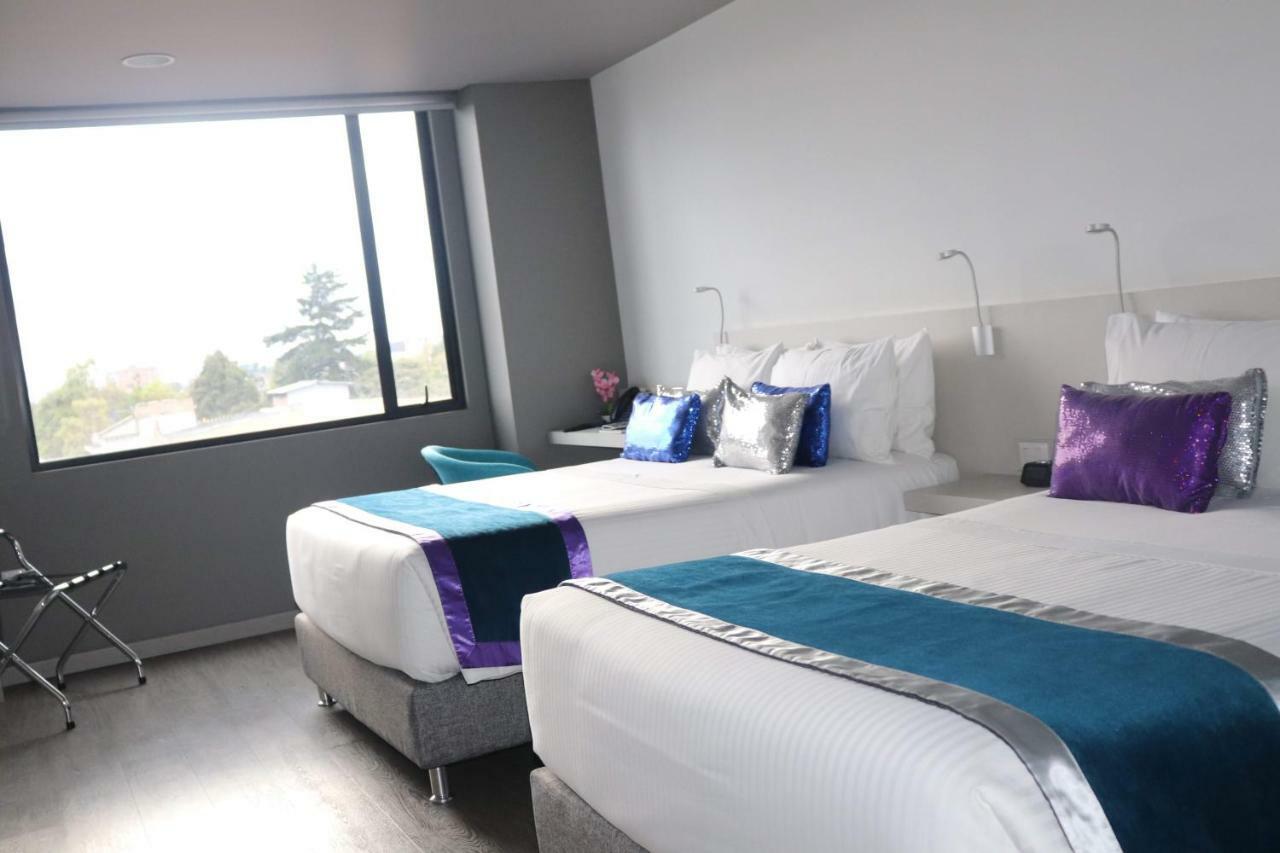 Zimmer mit Queensize-Bett und 2 Queensize-Betten