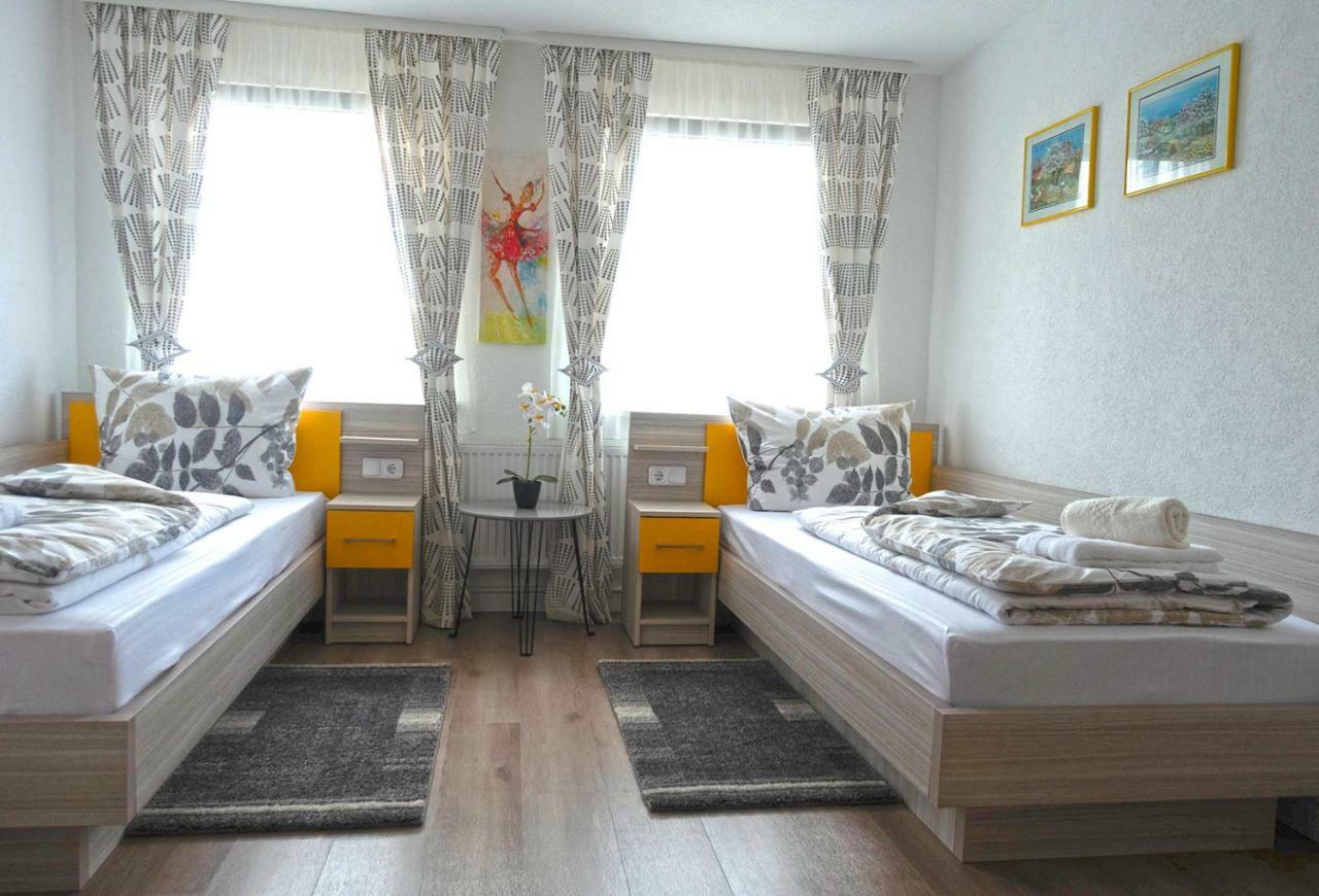 Zweibettzimmer mit Bad