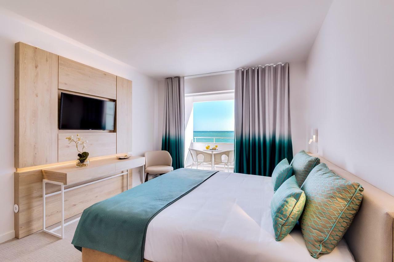 Quarto Triplo com Varanda e Vista Mar