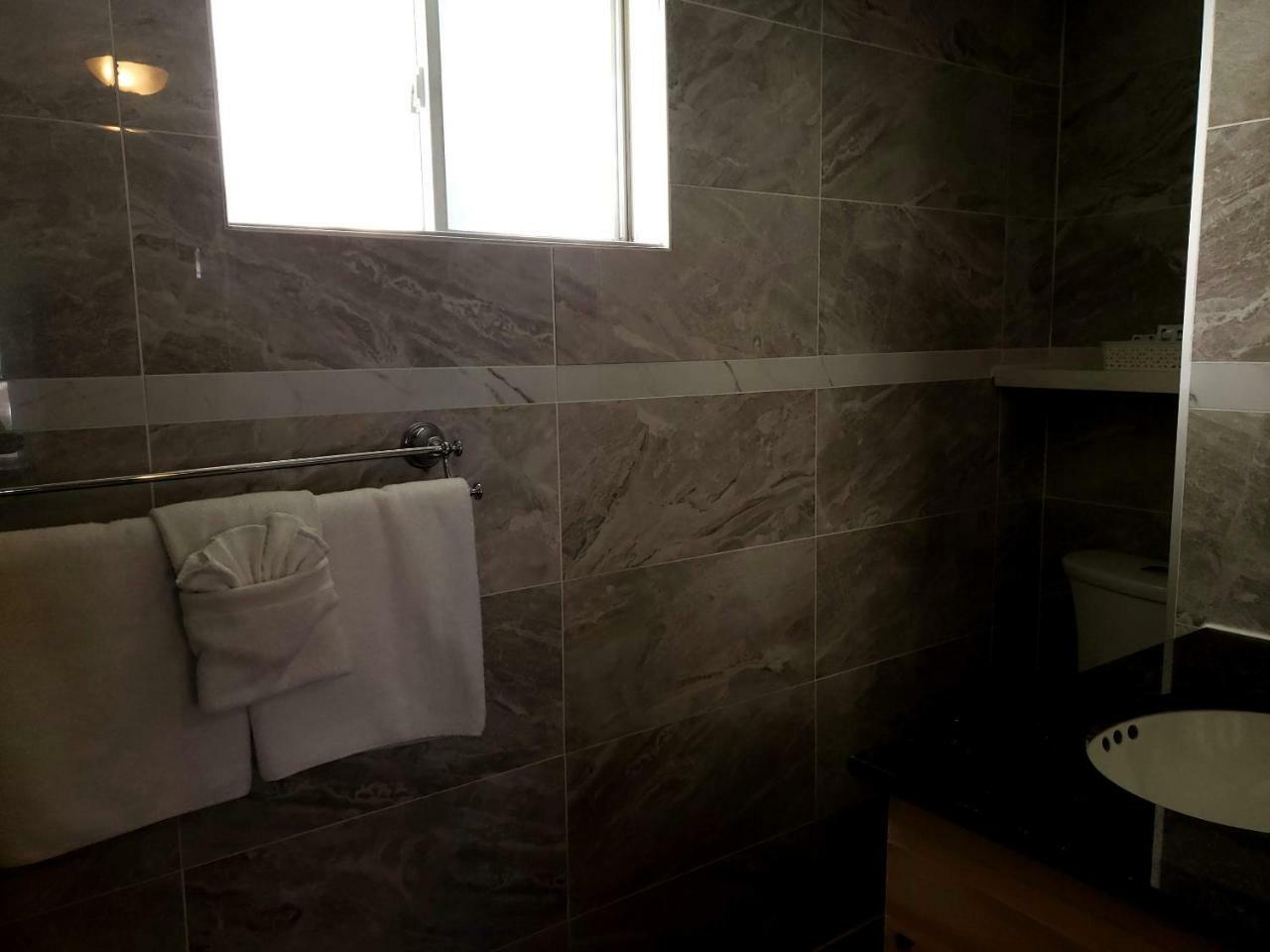 Queen Room,781077267:JPEG