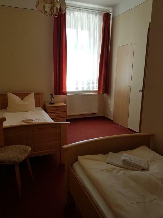 Vierbettzimmer mit Dusche