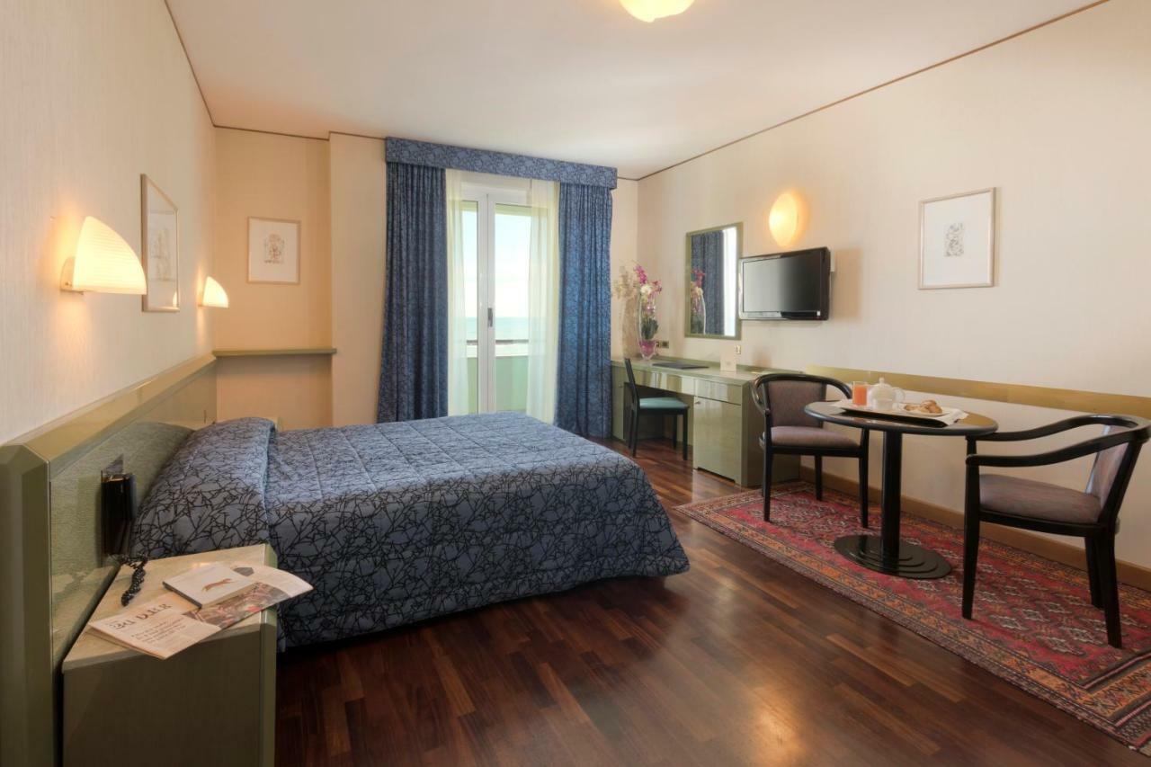 Deluxe Double or Twin Room Sea View,785779401:JPEG