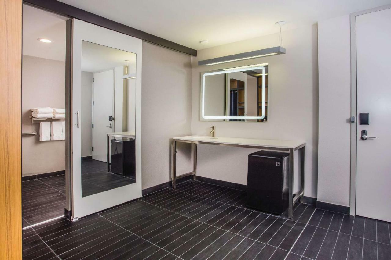 King Room with Mobility/Hearing Impaired Access - Non-Smoking