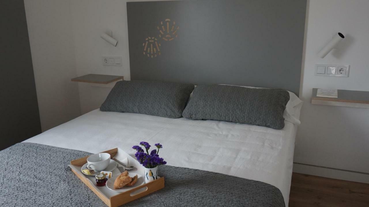 Habitación con cama grande y vistas al mar