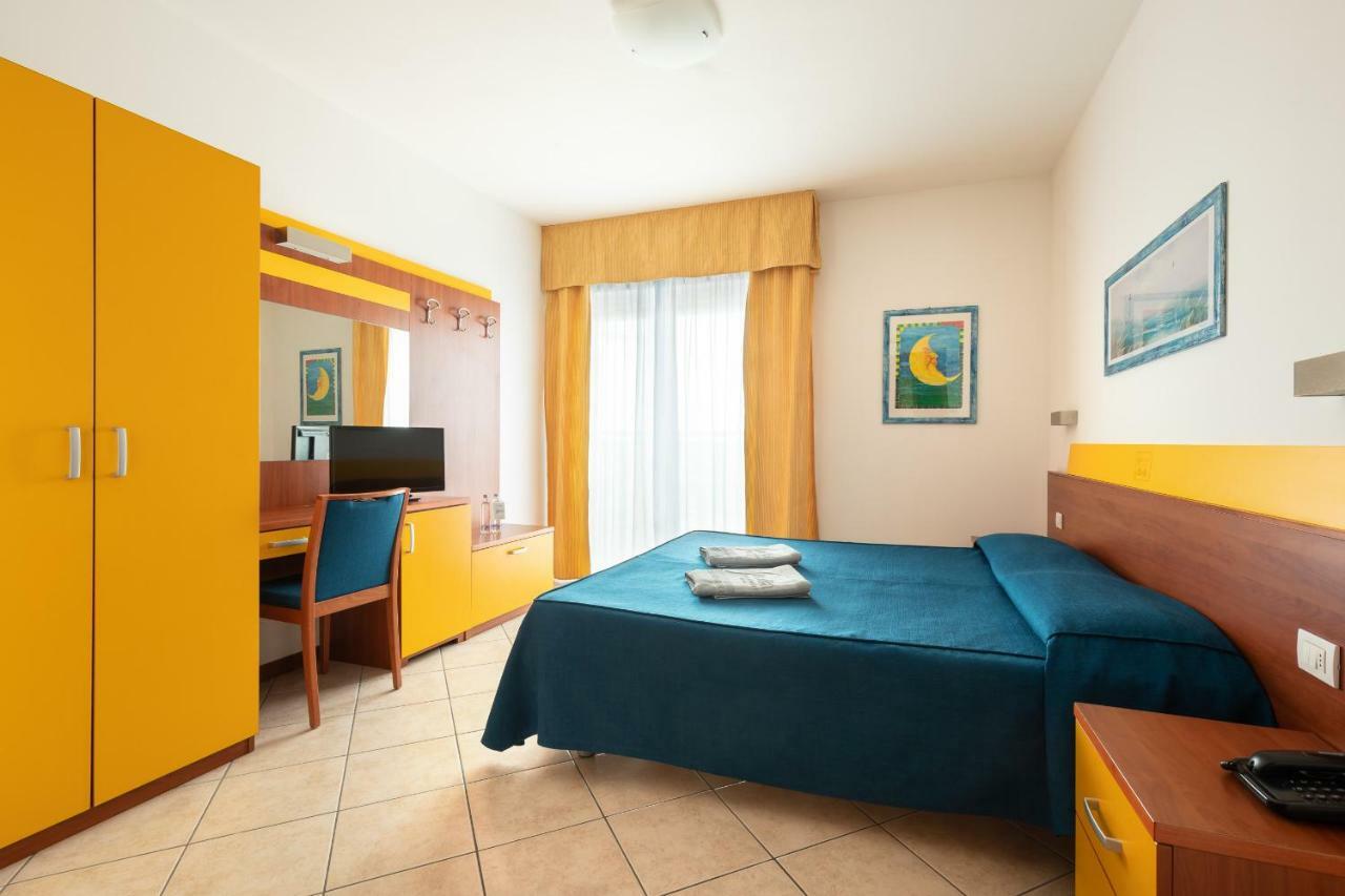 Doppel-/Zweibettzimmer mit Balkon