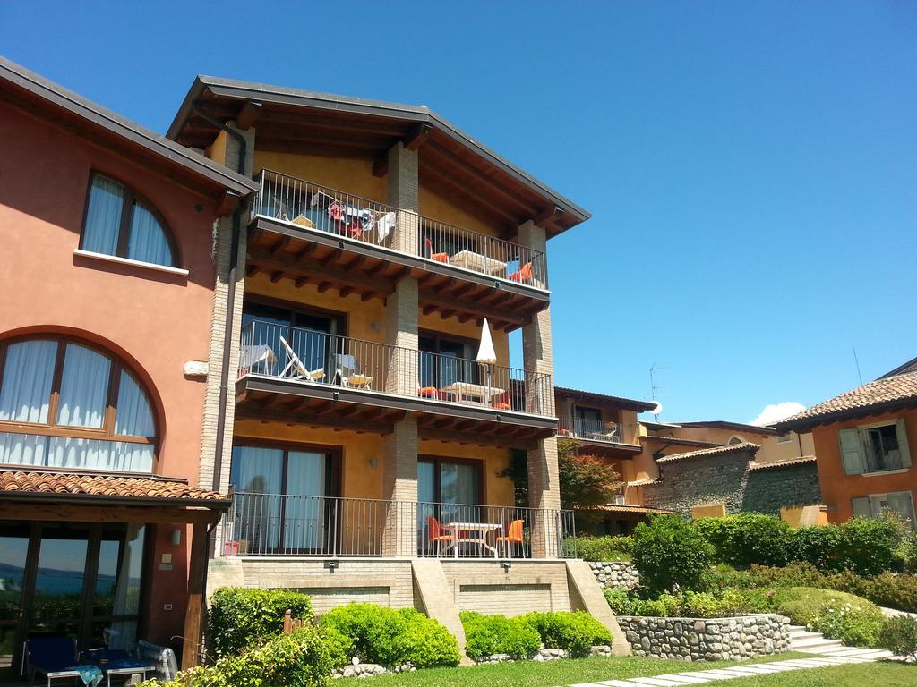 Appartamento Elegance con 2 Camere da Letto, Balcone e Vista Lago