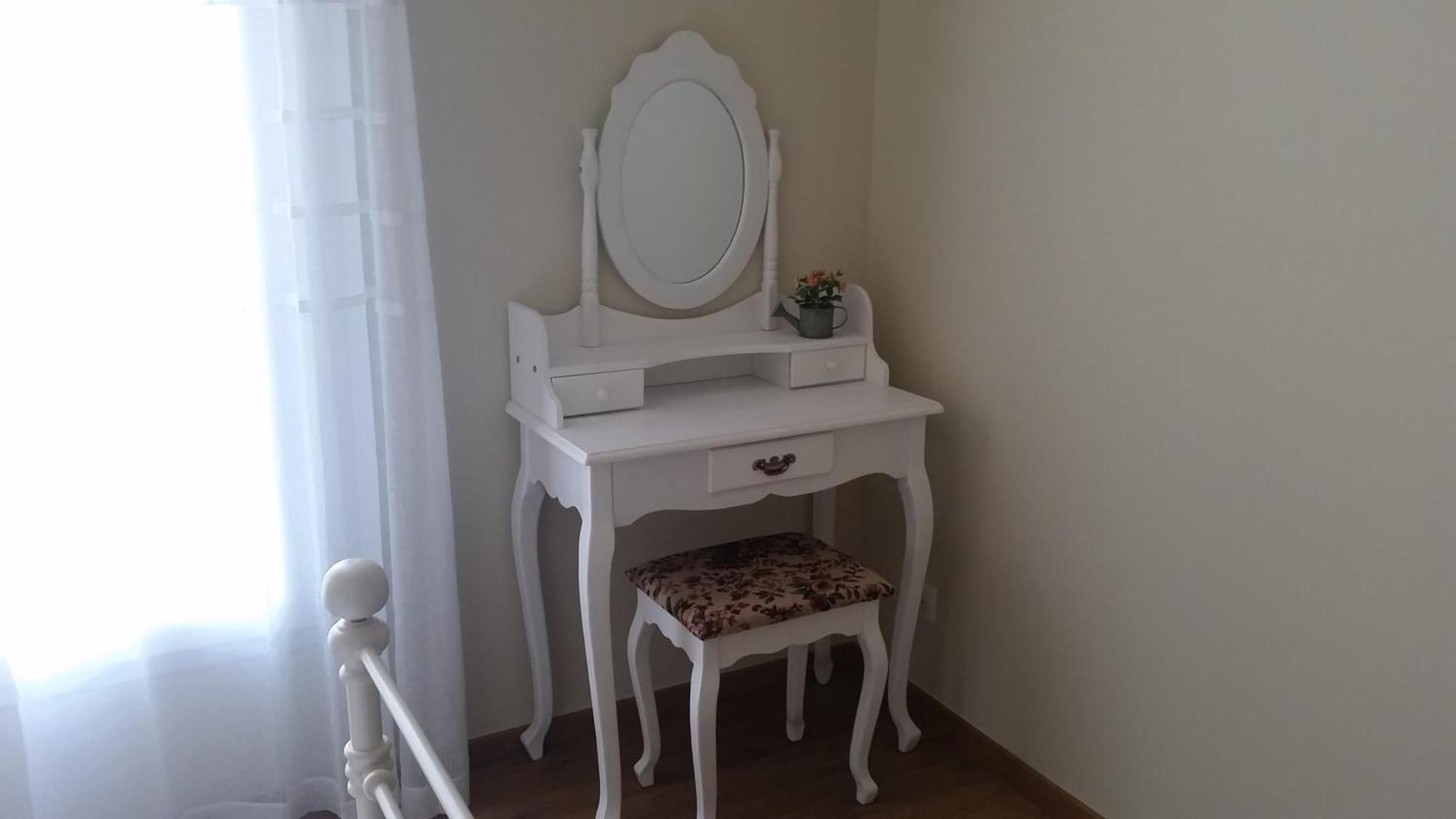 Zimmer mit Queensize-Bett und Gartenblick