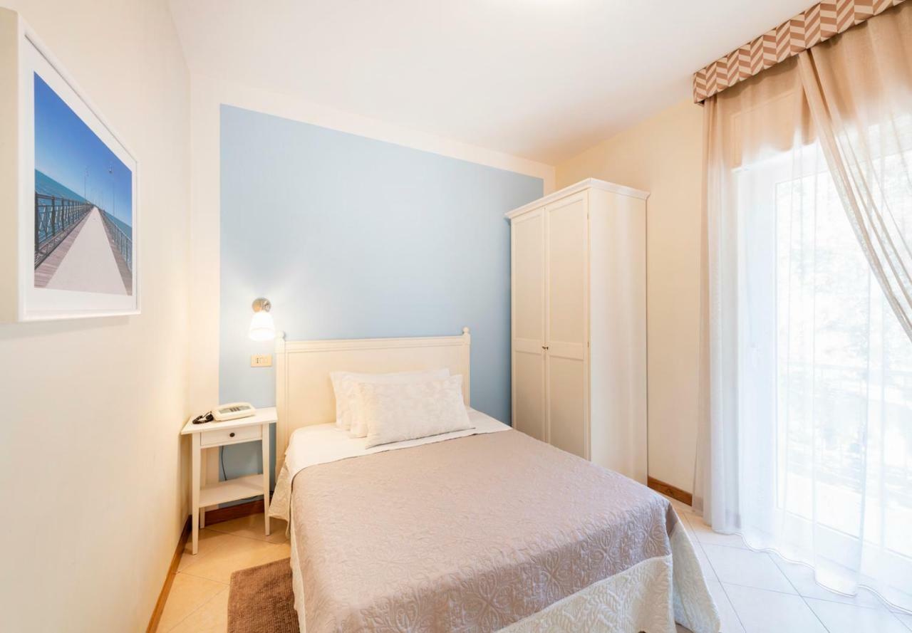 Single Room,815318846:JPEG