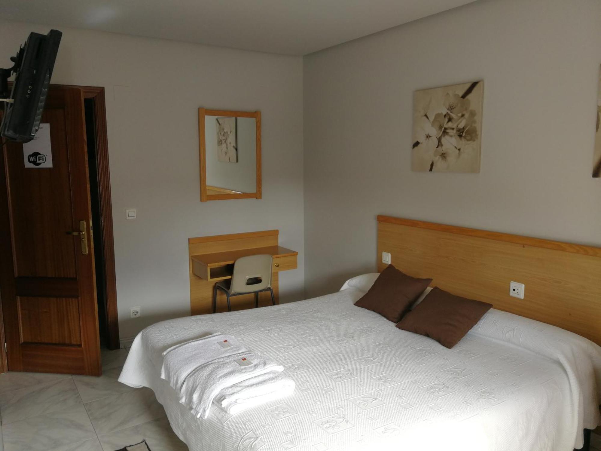 Habitación con cama extragrande.