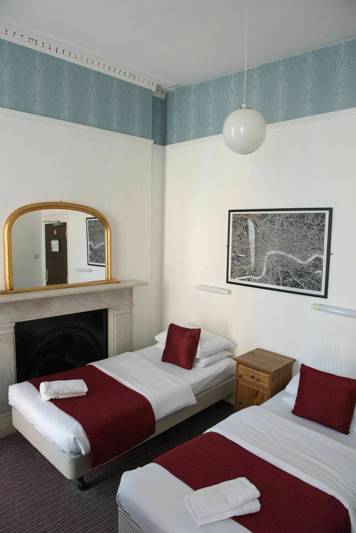 Chambre Lits Jumeaux avec Salle de Bains Commune