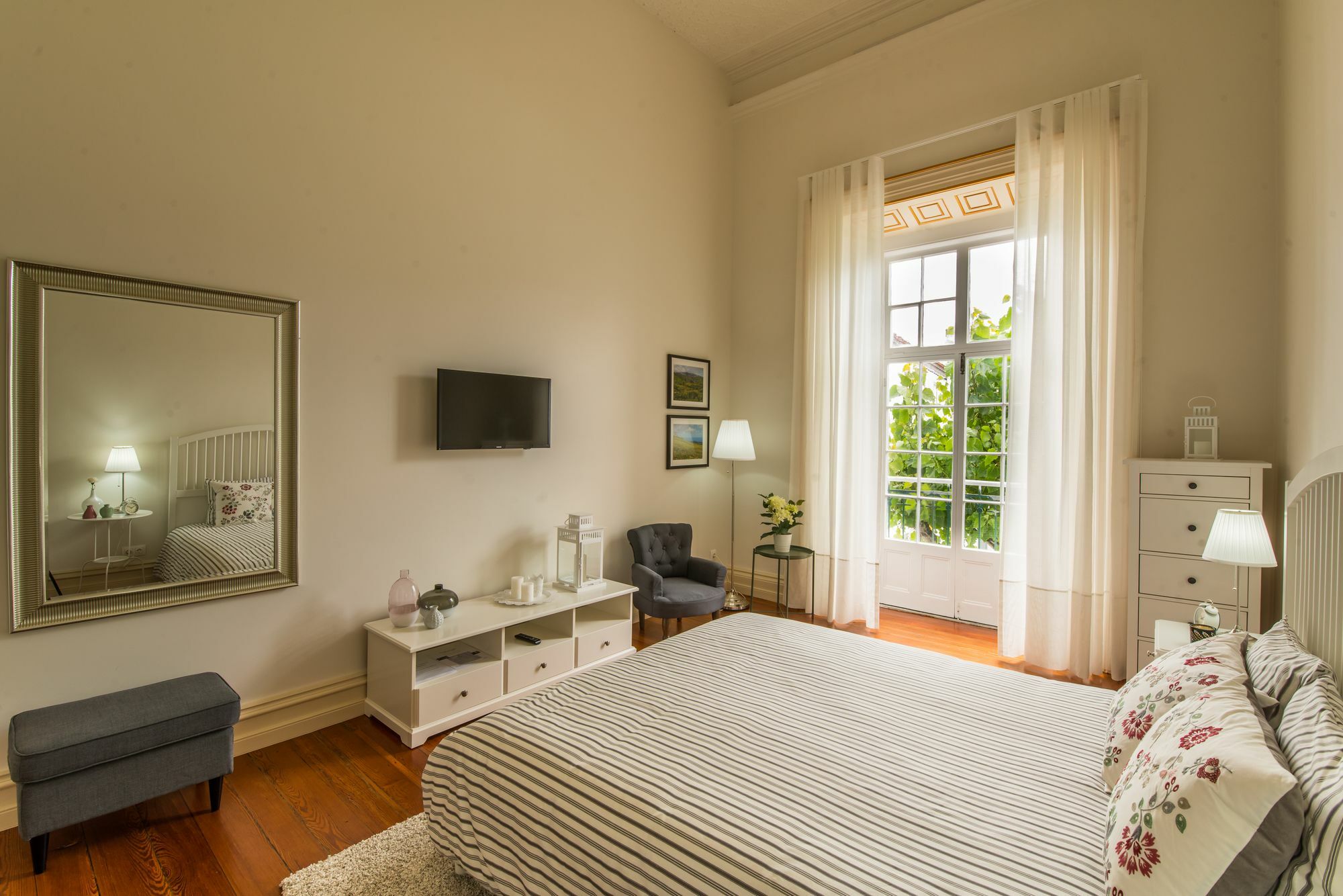 Quarto Deluxe (2 Adultos + 1 Criança)