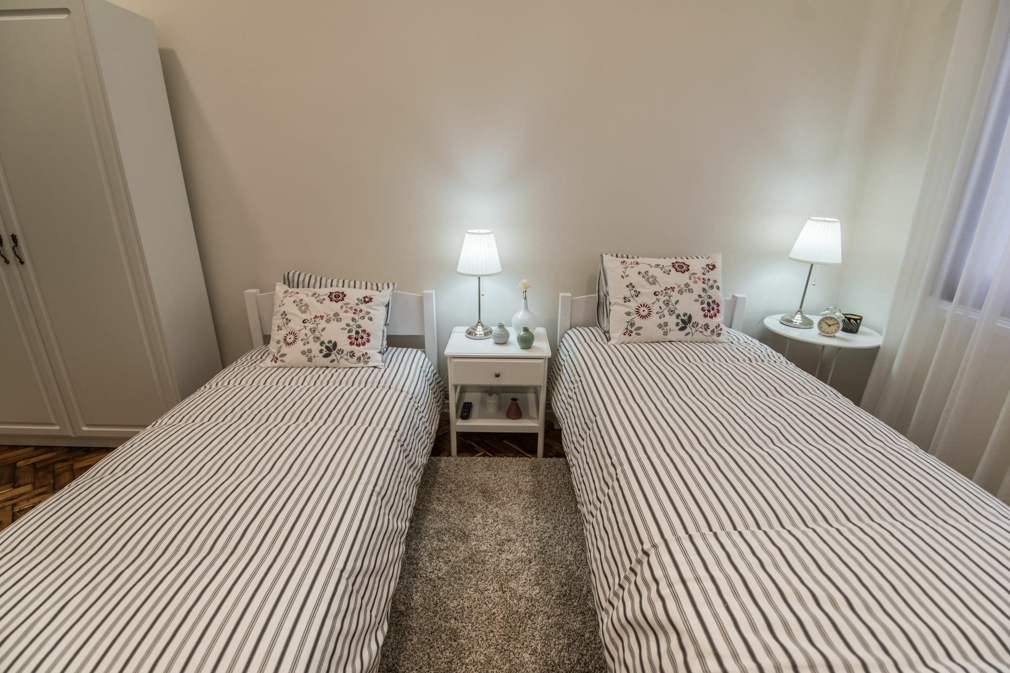 Quarto Triplo Básico com Casa de Banho Partilhada