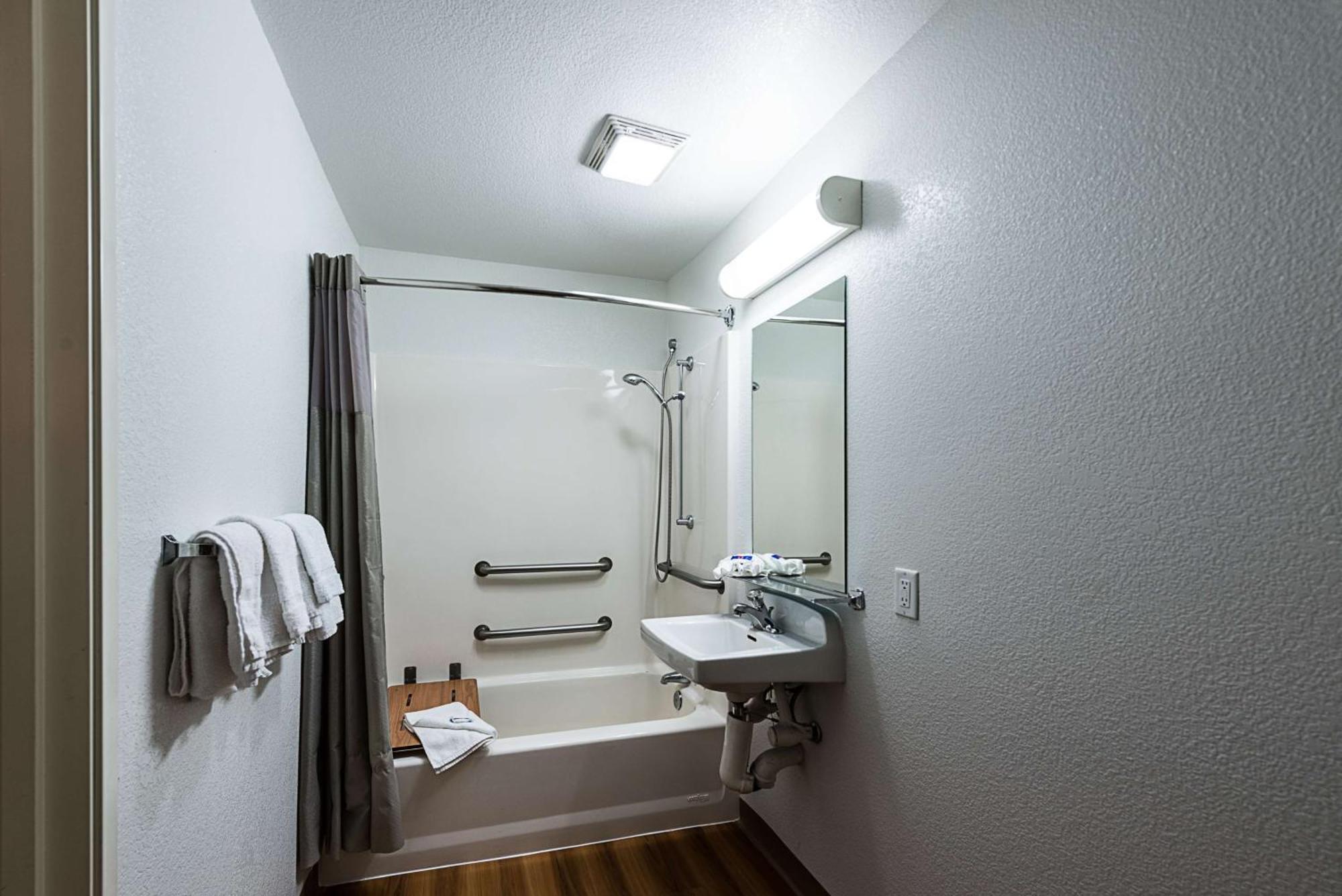 Quadruple Room Disability Access,824562047:JPEG