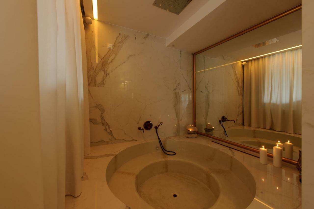 Hochzeitssuite mit eigenem Whirlpool und Meerblick