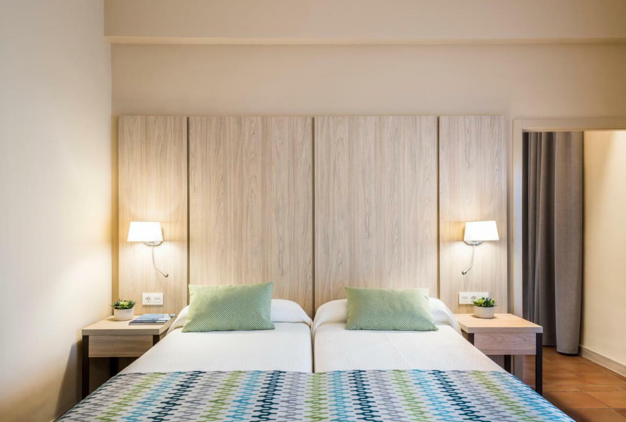 Triple Room with Pool View,1458520579:JPEG